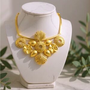 Elegant Gold Floral Necklace